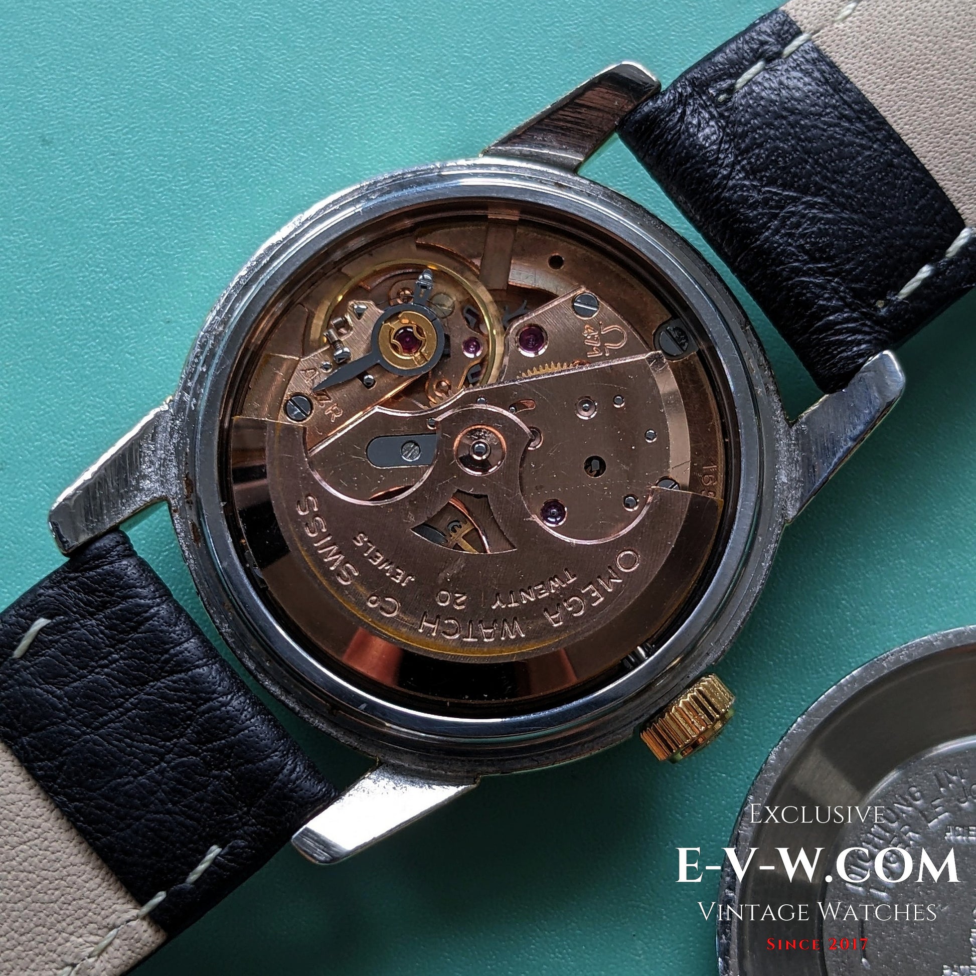 Exposed Omega Cal. 471 automatic movement inside the 1958 Seamaster Ref. 2828-9SC, highlighting Swiss craftsmanship and rotor details.