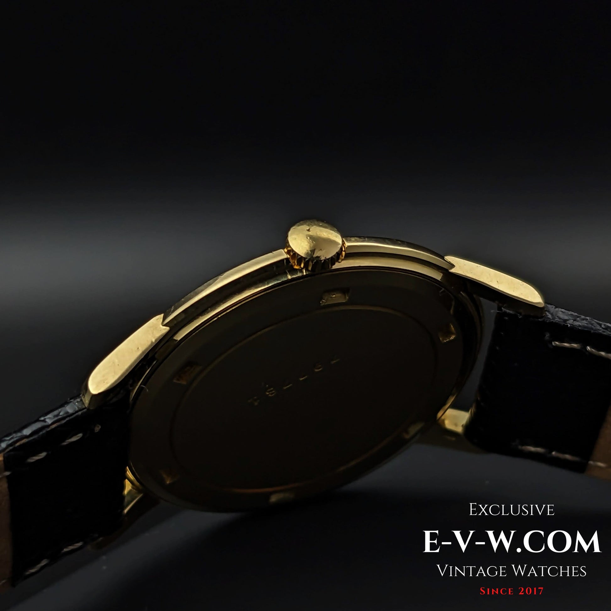 60 Years Old Vintage Jaeger-LeCoultre 18K gold / Ref. E 902 / Cal. 818 with Kif-flector shock absorber / Vintage 1960s