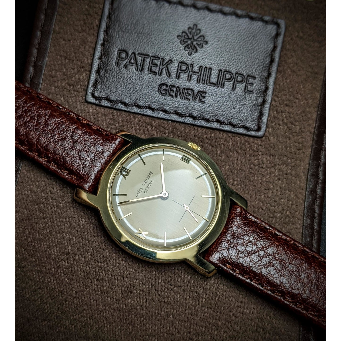 Patek Philippe Calatrava 18k Gold / very rare dial with silver ring/Patek Philippe Certificate and Box - E-V-W.com