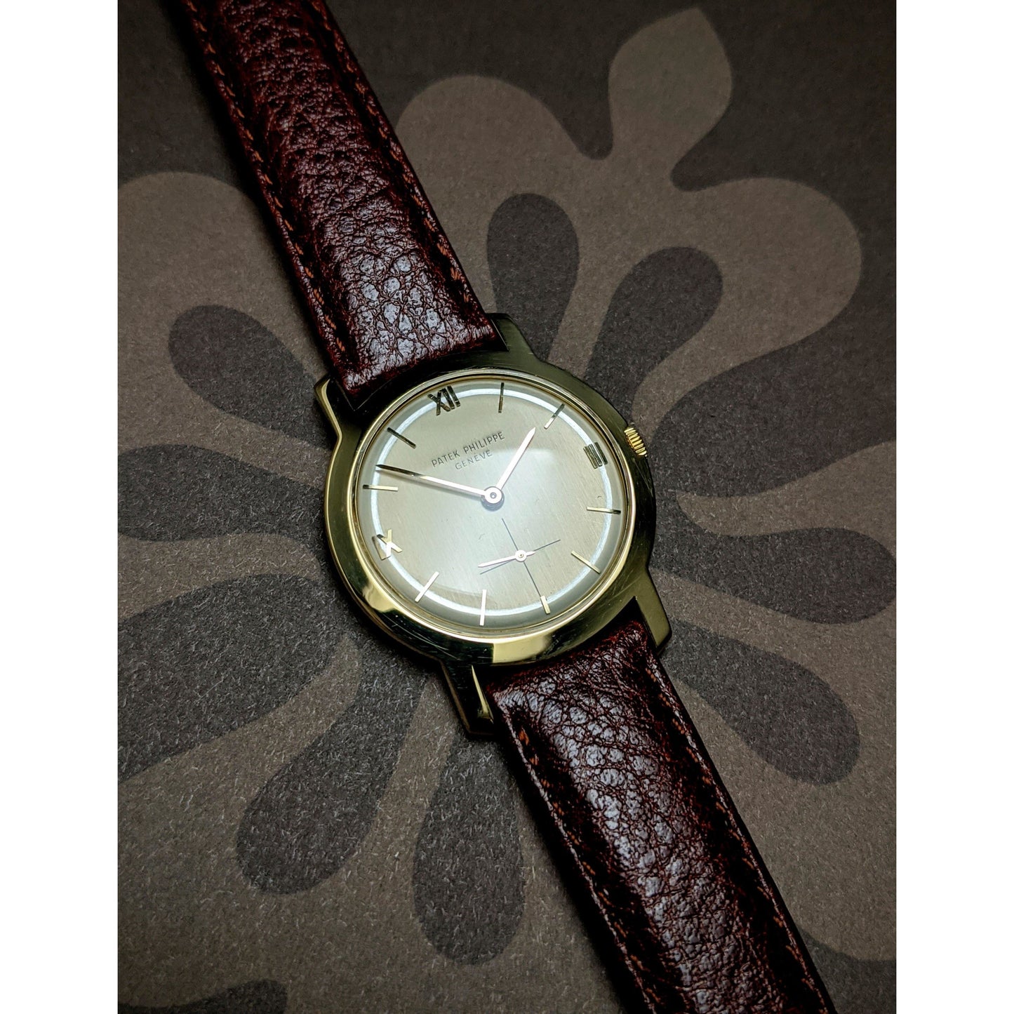 Patek Philippe Calatrava 18k Gold / very rare dial with silver ring/Patek Philippe Certificate and Box - E-V-W.com